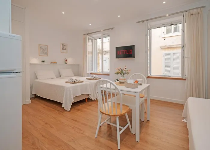 Adagio 1- Studio, Old Town
